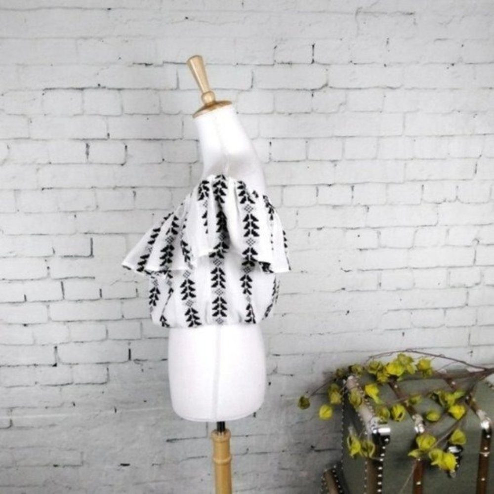 Elan Ruffled Off The Shoulder Cropped Top In Black And White Size M & L - Picture 2 of 9